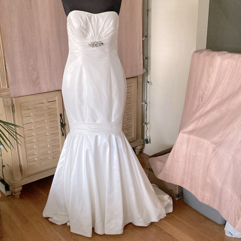 Allure style 8717 wedding dress Sz 12 fits like 8/10